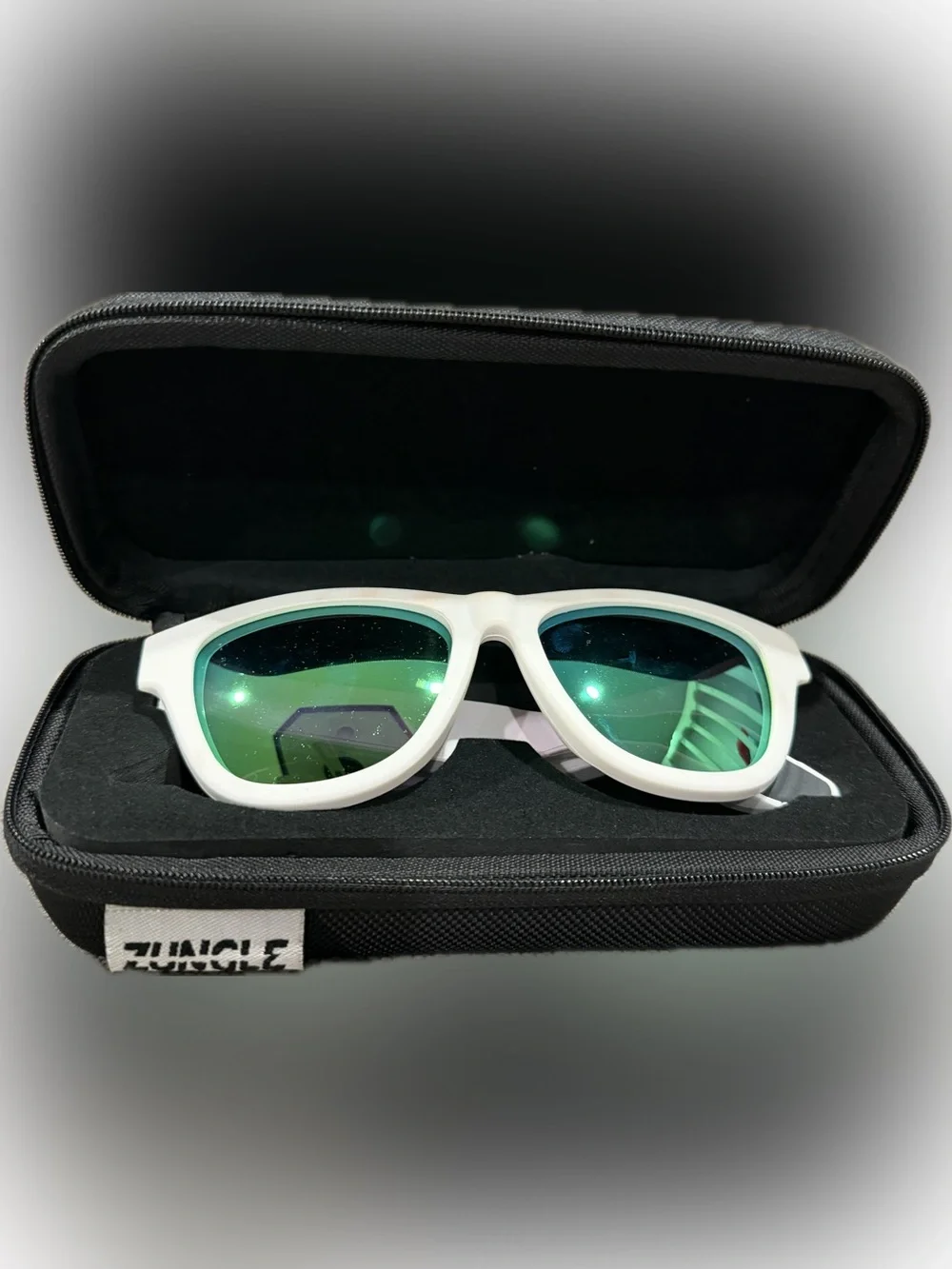 ZUNGLE Bluetooth Audio Smart White Sunglasses – Polarized Lenses – Complete Set